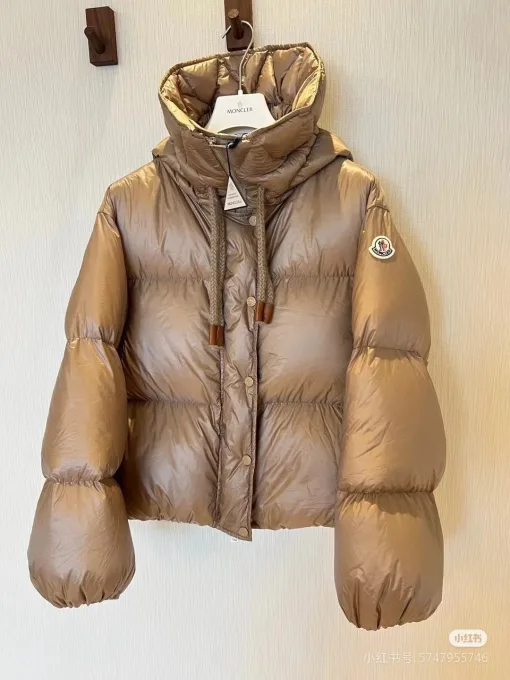 Hochwertiger Moncler-Umhang aus schwarzem Nylon im klassischen Stil