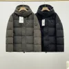 Hochwertige Moncler Daunenjacke aus schwarzer Nylonkollektion