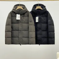 Hochwertige Moncler Daunenjacke aus schwarzer Nylonkollektion