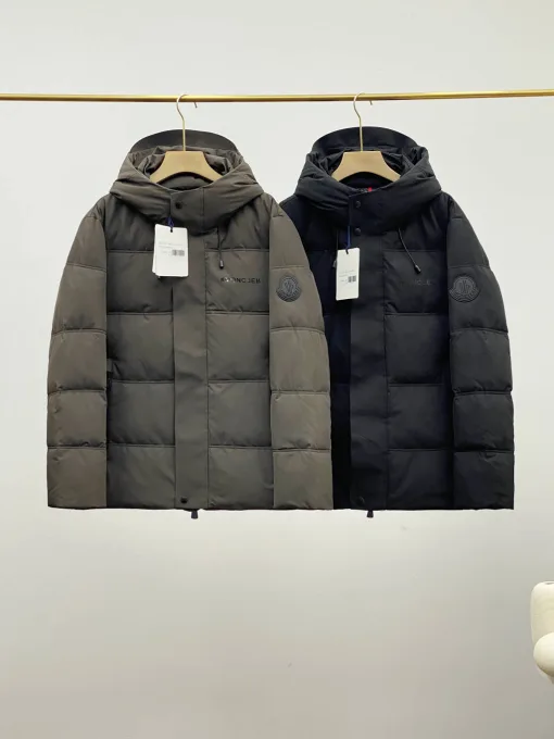 Hochwertige Moncler Daunenjacke aus schwarzer Nylonkollektion