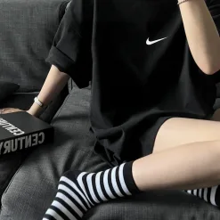 Hochwertiges Nike Kurzarmshirt im schwarzen Baumwoll-Print-Stil