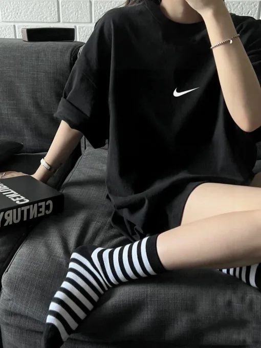 Hochwertiges Nike Kurzarmshirt im schwarzen Baumwoll-Print-Stil