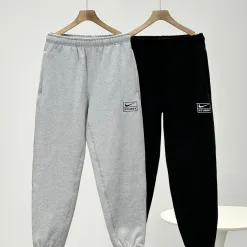 Hochwertige Nike Hose aus grauem Fleece der Solid Collection