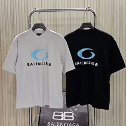 Luxuriöse Balenciaga-Kollektion mit kurzen Ärmeln und schwarzem Logo