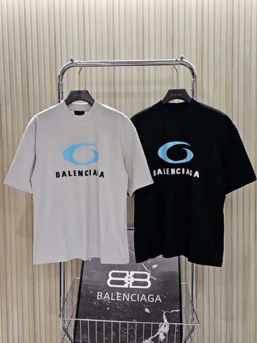 Luxuriöse Balenciaga-Kollektion mit kurzen Ärmeln und schwarzem Logo