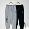 Hochwertige Nike-Hose im Gold-Fleece-Logo-Stil