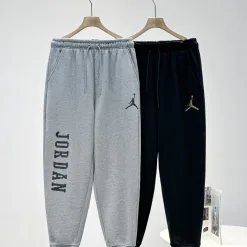 Hochwertige Nike-Hose im Gold-Fleece-Logo-Stil
