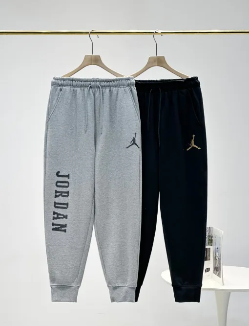 Hochwertige Nike-Hose im Gold-Fleece-Logo-Stil
