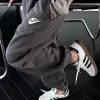 Hochwertige Nike Jogginghose im grauen Fleece-Print-Stil