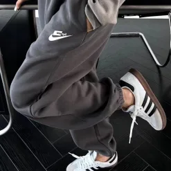 Hochwertige Nike Jogginghose im grauen Fleece-Print-Stil