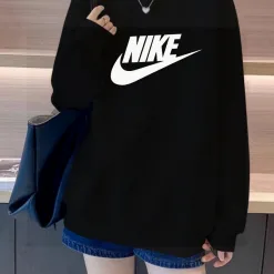 Hochwertiger Nike Hoodie mit silbernem Logo, Luxus