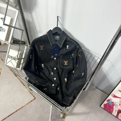 Luxushemden von Louis Vuitton im gewaschenen schwarzen Denim-Stil
