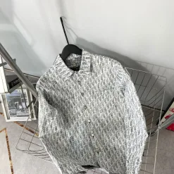 Hochwertiges Dior-Hemd in Grau-Denim, klassischer Luxus