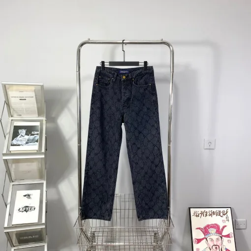 Bestseller Louis Vuitton Jeans im Gold-Monogramm-Stil