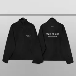 Hochwertiger Fear Of God Mantel aus schwarzem Nylon im Print-Stil
