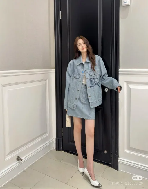Hochwertige Burberry-Kollektion mit Denim-Print