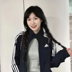 Hochwertiger Adidas-Mantel im Marine-Streifen-Stil