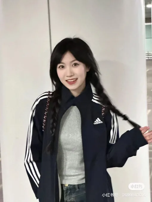 Hochwertiger Adidas-Mantel im Marine-Streifen-Stil