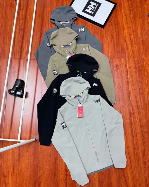 Hochwertiger Helly Hansen Mantel im schwarzen Logo-Stil
