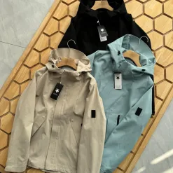 Luxus-Mäntel von Descente in Schwarz, atmungsaktive Kollektion