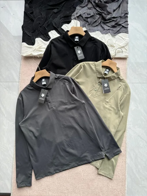 Hochwertiges Descente Langarmshirt aus schwarzer Baumwolle aus der Urban Collection