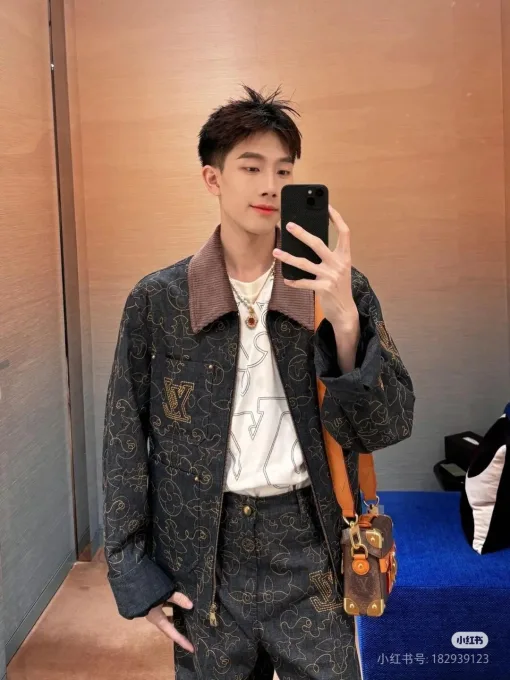 Meistverkaufte Louis Vuitton Mäntel Gold Denim bestickt Stil