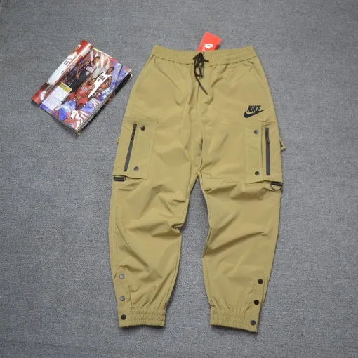 Luxus-Overall von Nike in Khaki, klassischer Luxus