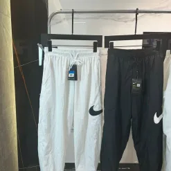 Luxuriöse Nike Hose in Schwarz, atmungsaktiver Stil