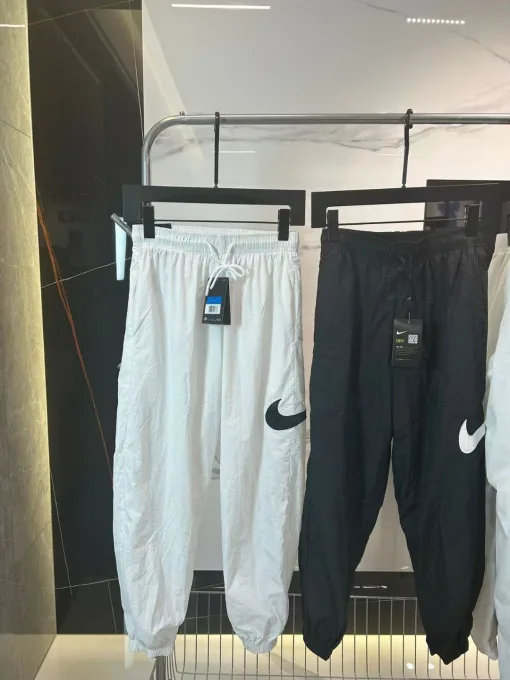 Luxuriöse Nike Hose in Schwarz, atmungsaktiver Stil