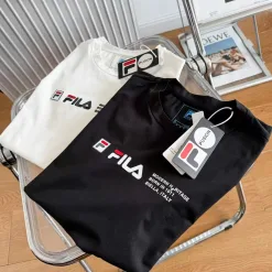 Hochwertige Fila Kurzarm-Kollektion aus schwarzer Baumwolle mit Print