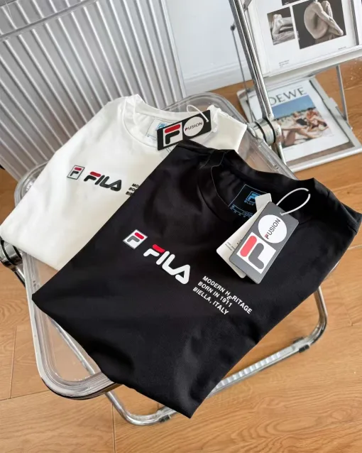 Hochwertige Fila Kurzarm-Kollektion aus schwarzer Baumwolle mit Print