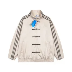 Luxus-Mäntel von Adidas aus weißer Wildlederstickerei-Kollektion