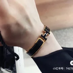 Hochwertiges HermS-Armband in Gold im eleganten Stil