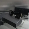 Hochwertige Yves Saint Laurent Sonnenbrille im Logo-Stil