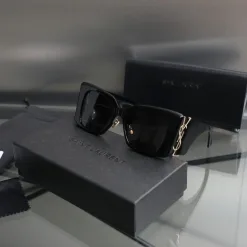 Hochwertige Yves Saint Laurent Sonnenbrille im Logo-Stil