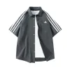 Hochwertige Adidas Kurzarm-Kollektion mit schwarzen Streifen