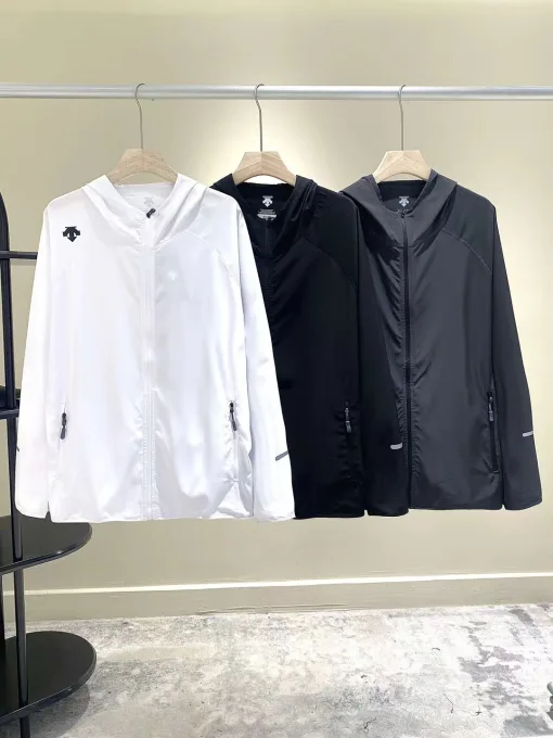 Hochwertiger Descente-Mantel in Grau, atmungsaktive Kollektion