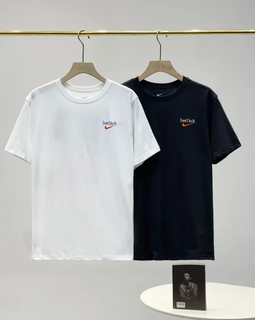 Luxuriöse Nike Kurzarm-Kollektion aus schwarzer Baumwolle mit Stickerei