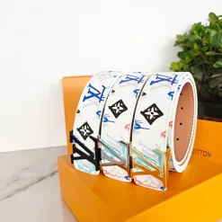 Hochwertiger Louis Vuitton Gürtel im klassischen Stil in Weiß