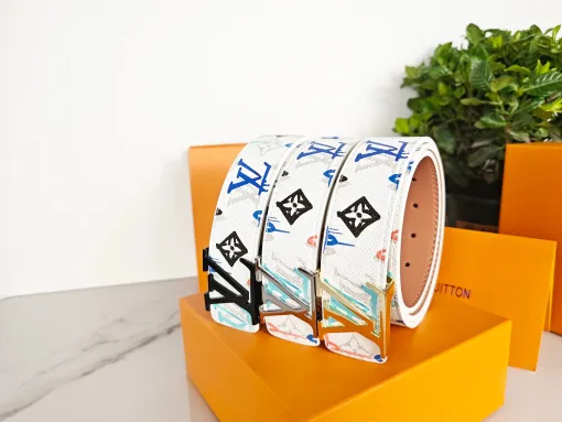 Hochwertiger Louis Vuitton Gürtel im klassischen Stil in Weiß