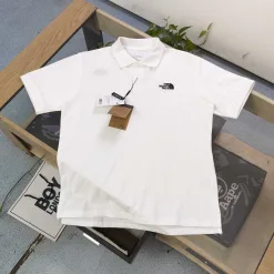 Luxuriöses Kurzarmshirt aus schwarzer Baumwolle von The North Face aus der Classic Collection