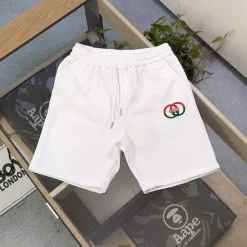 Luxuriöse Gucci-Shorts im roten Strick-Logo-Stil