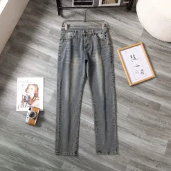 Luxus-Jeans-Stickereikollektion von Louis Vuitton
