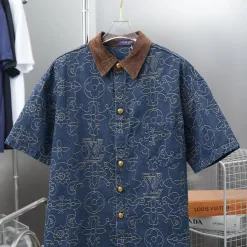 Hochwertige Louis Vuitton Kollektion mit kurzen Ärmeln und Gold-Denim-Stickerei