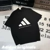 Luxuriöses Adidas Kurzarmshirt aus schwarzer Baumwolle im Logo-Stil