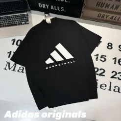 Luxuriöses Adidas Kurzarmshirt aus schwarzer Baumwolle im Logo-Stil