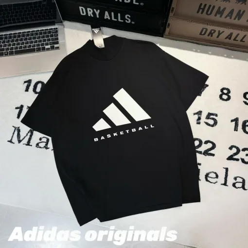 Luxuriöses Adidas Kurzarmshirt aus schwarzer Baumwolle im Logo-Stil