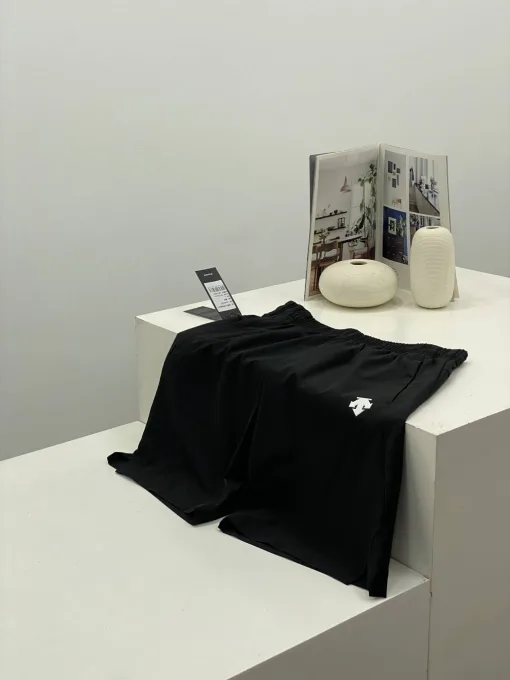 Luxuriöse Descente Shorts in Schwarz, Urban Collection