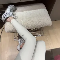 Luxus-Leggings Alo in schwarzer Seidendruck-Kollektion