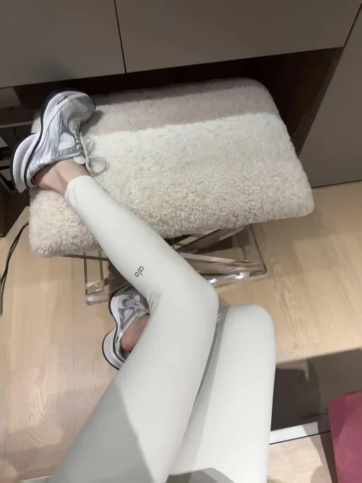 Luxus-Leggings Alo in schwarzer Seidendruck-Kollektion